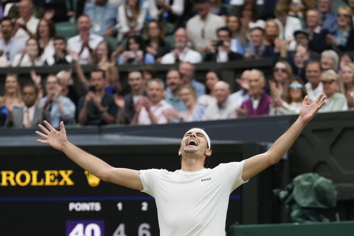 Taylor Fritz besiegt Alexander Zverev bei Wimbledon. Novak Djokovic gerät mit dem Publikum in Konflikt